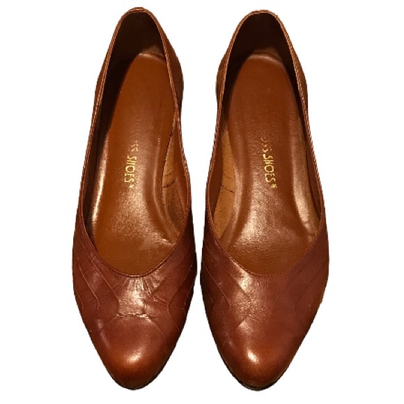 VTG RED CROSS LEATHER FLATS - Picture 1 of 13